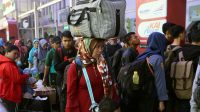 Pemudik di Stasiun Senen Jakarta