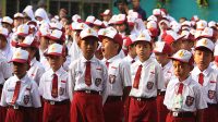 Sejumlah siswa mengikuti upacara Bendera di SDN 01 Pagi, Labak Bulus, Jakarta, Senin (27/7).
