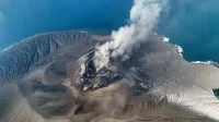 abu vulkanik gunung anak krakatau