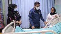 pilar jenguk korban ledakan pasar cimanggis